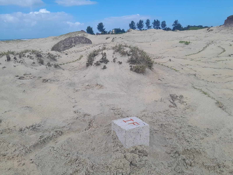 Sainte-Marie β Ampanihy 65 Ha: titled land boundary marker on the beach