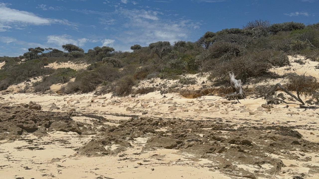 Anakao β Beach dunes and sandstone