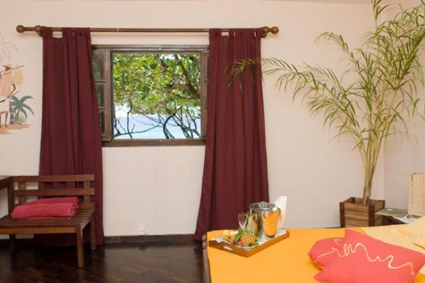 Saint Mary Club β Bungalow interior bedroom with sea view