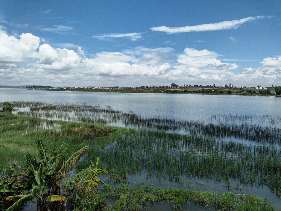 Ambohimarina β ILO MANANA: panoramic view over Lake Iarivo from the property