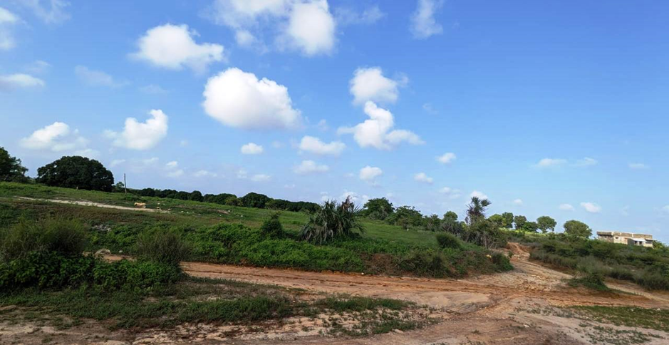 Andohagara β Amborovy Airport: access tracks and open buildable land near Mahajanga