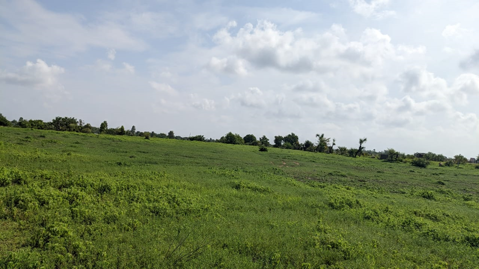 Andohagara β Amborovy Airport: panoramic view across the flat secured land