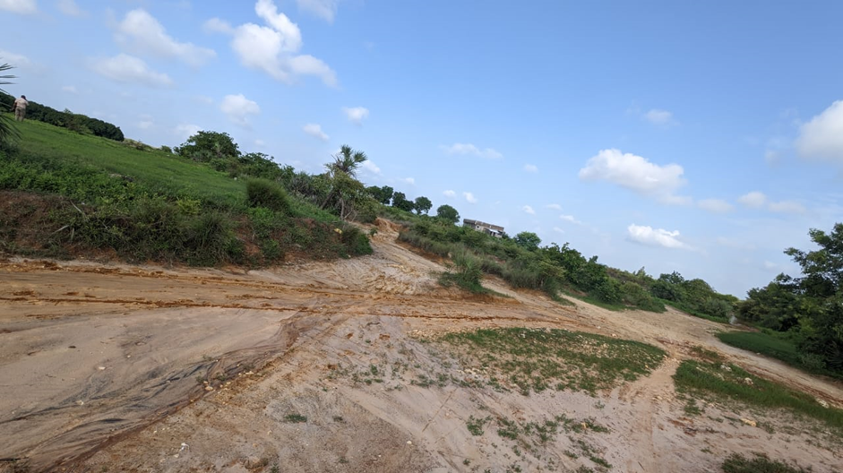 Andohagara β Amborovy Airport: dual-access sandy road approaching the site