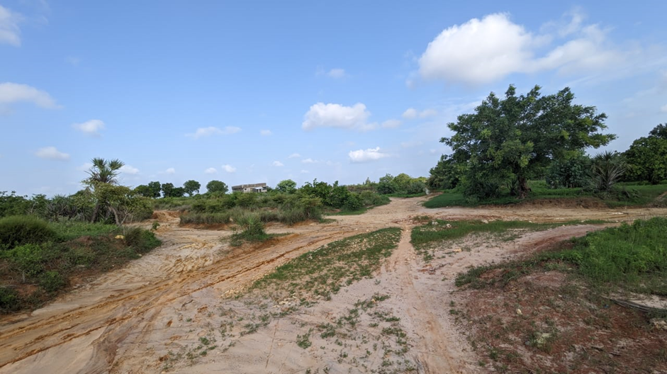 Andohagara β Amborovy Airport: crossroads-style access area on the property